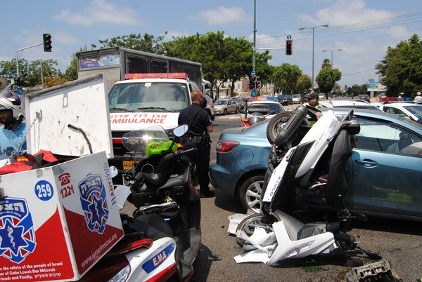 بالفيديو: أربعة إصابات بحادث طرق مروّع في شارع نيس لوجييم بمدينة يافا 